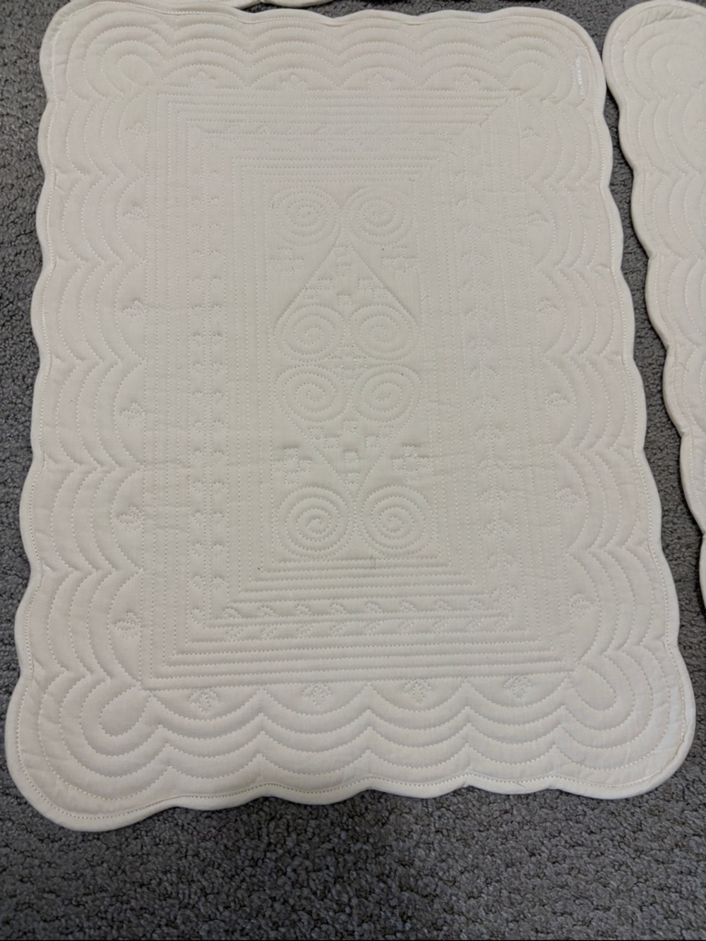 Set of 6  Quilted Scalloped Edge Off White Quilted Cotton Placemats - Picture 2 of 9